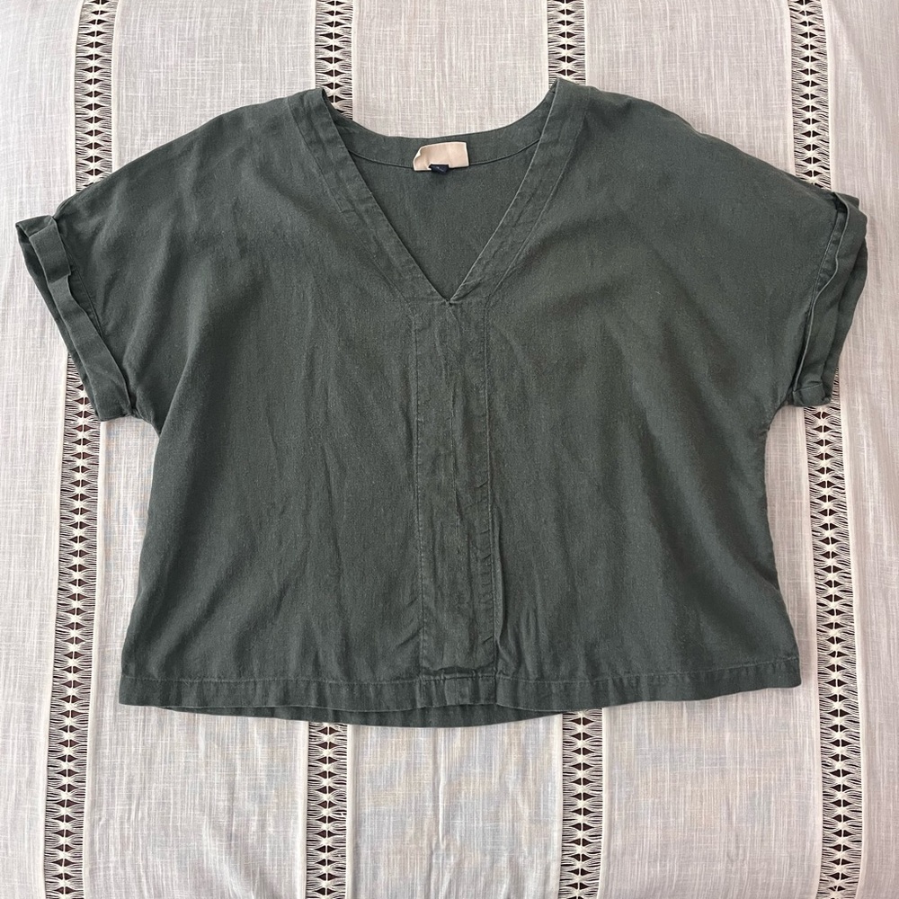 Greyish green linen cropped tee